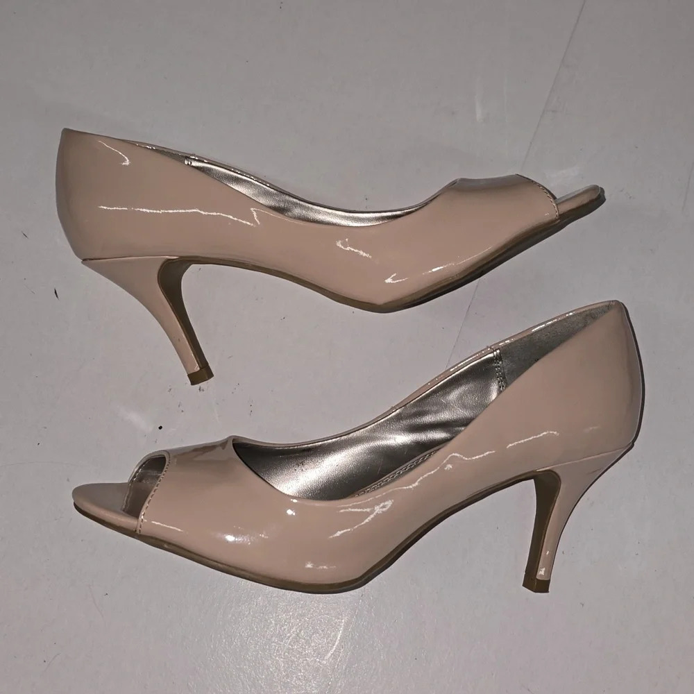 New Directions Beige Nude Heels w Peep Toes Womens Size 8.5 - Picture 6 of 12